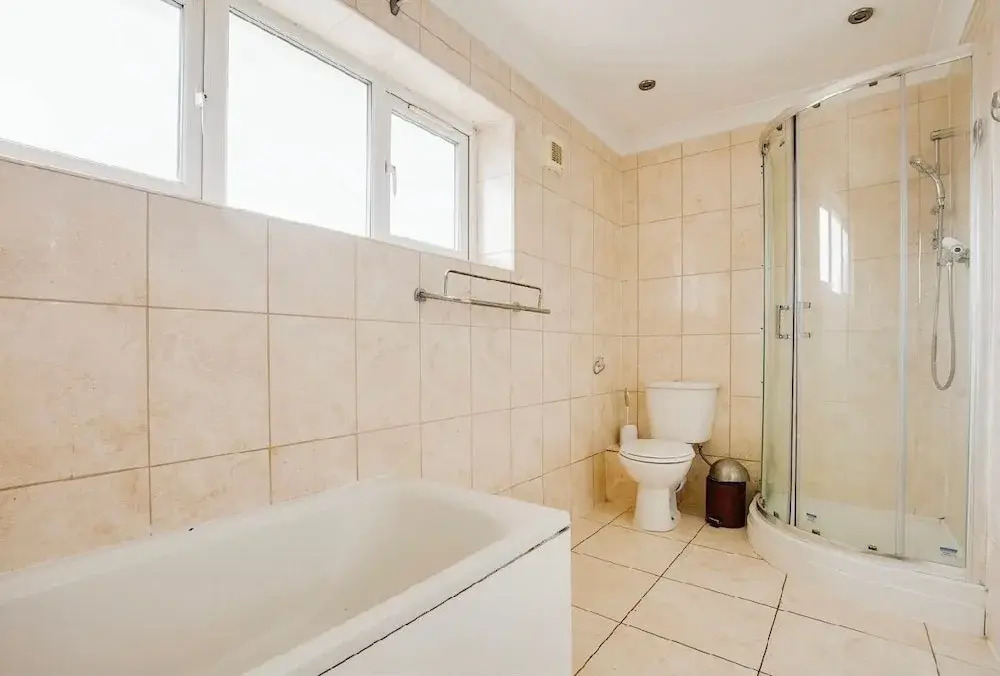 3 Bedroom in Northolt by Stayfolk