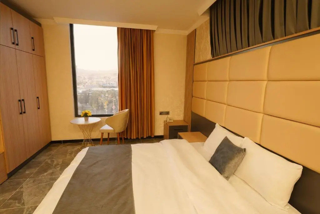 Sarok Hotel