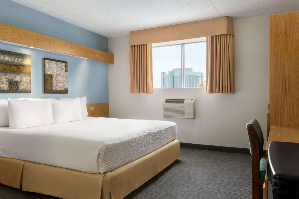 Days Inn by Wyndham Niagara Falls Centre St By the Falls
