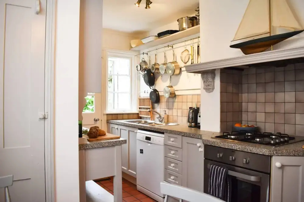 Stylish and Spacious 4 Bedroom Queen's Park House