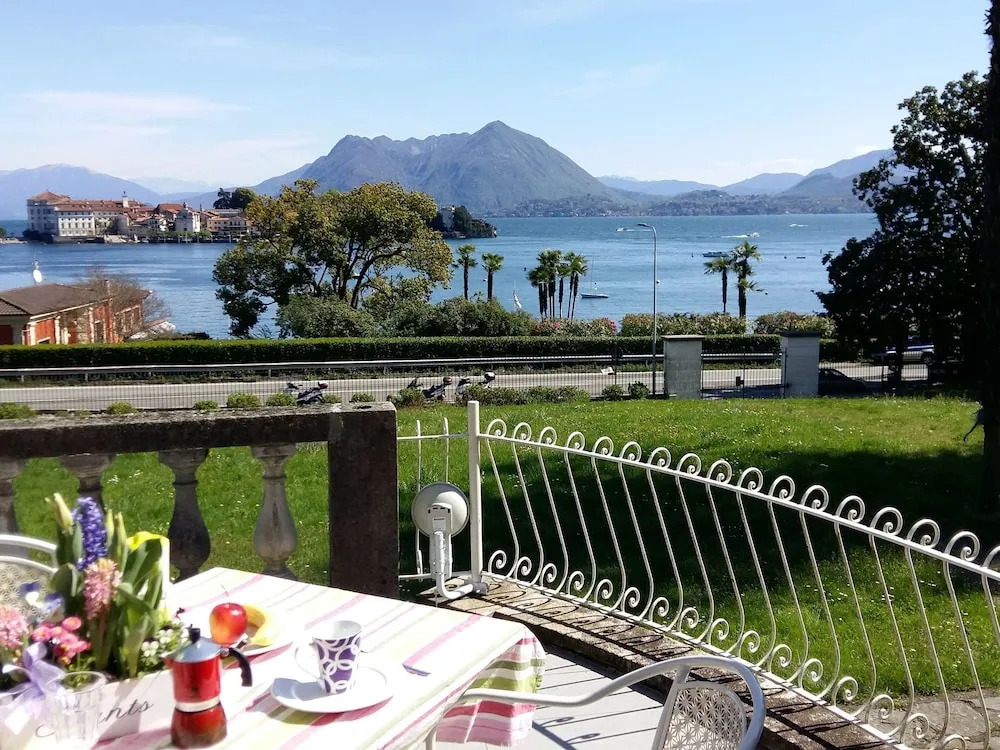 Elegant Apartment With a Private Terrace and a Unique View of the Lake