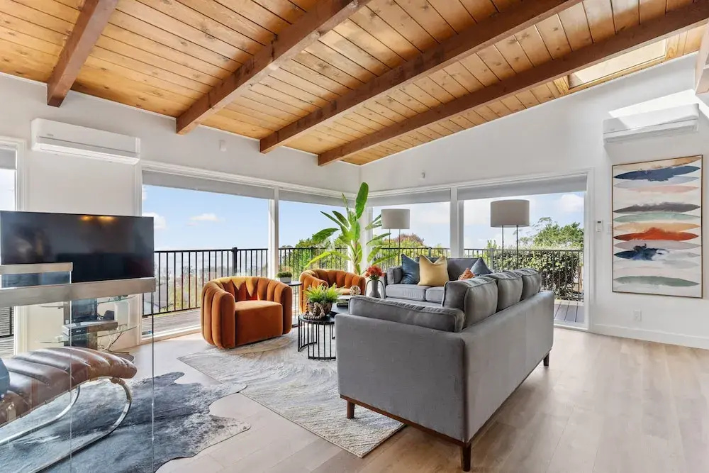180-Degree Ocean Views Deck + Hillside