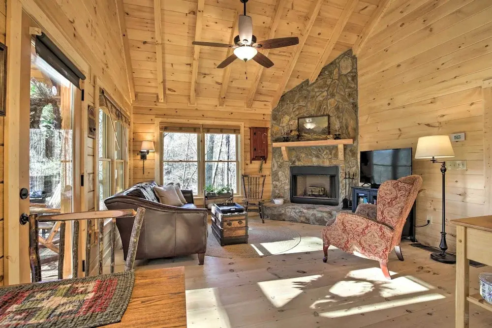 Cherry Log Couples Cabin Near Hiking & Waterfalls