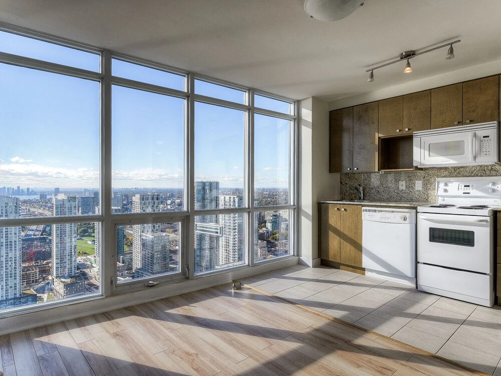 MiCasa Suites - Stylish Condo by CN Tower