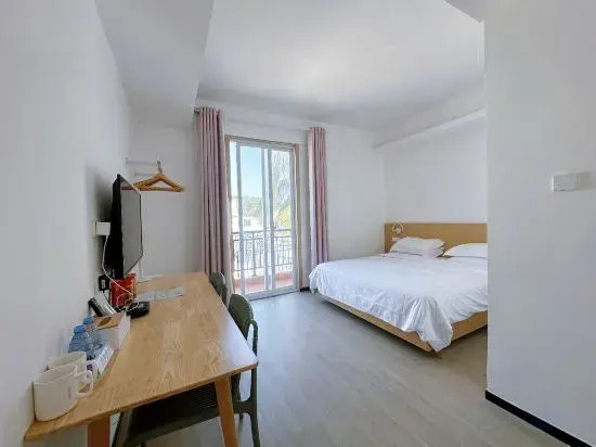 Sanya Yomovo – Bridge House Art Inn
