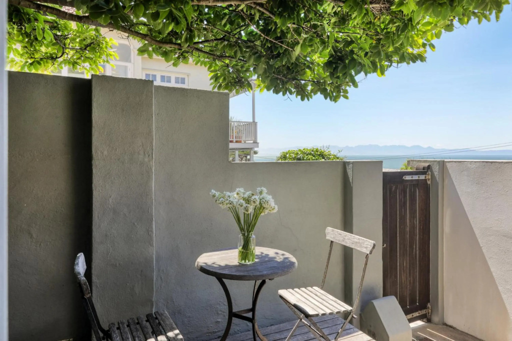Behr Road Contemporary Cottage