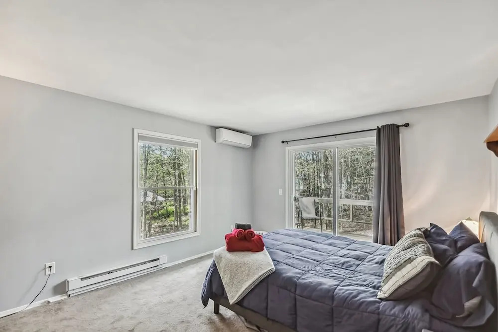 Poconos Chalet Newly Renovated, Great Location 4 Bedroom Home by RedAwning