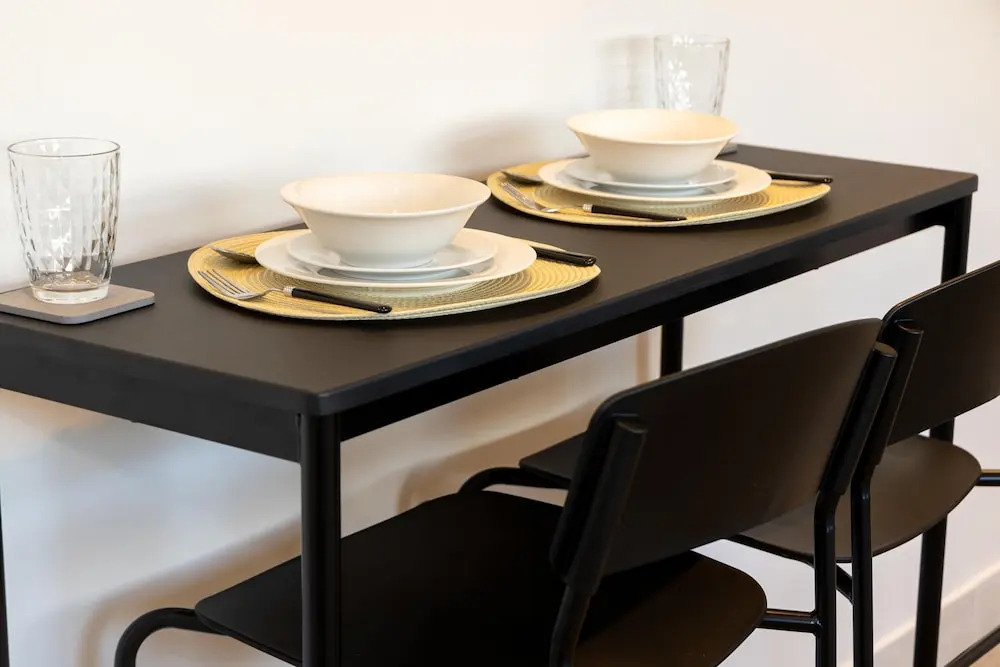 Spacious Apartment Near MCR Airport