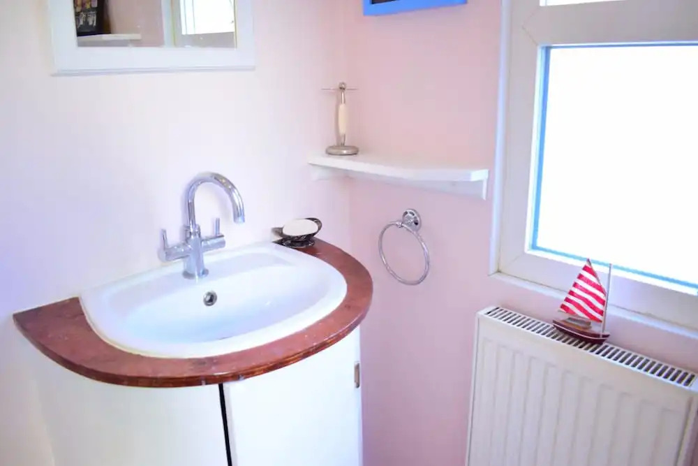1 Bedroom Home With Private Garden in Barons Court