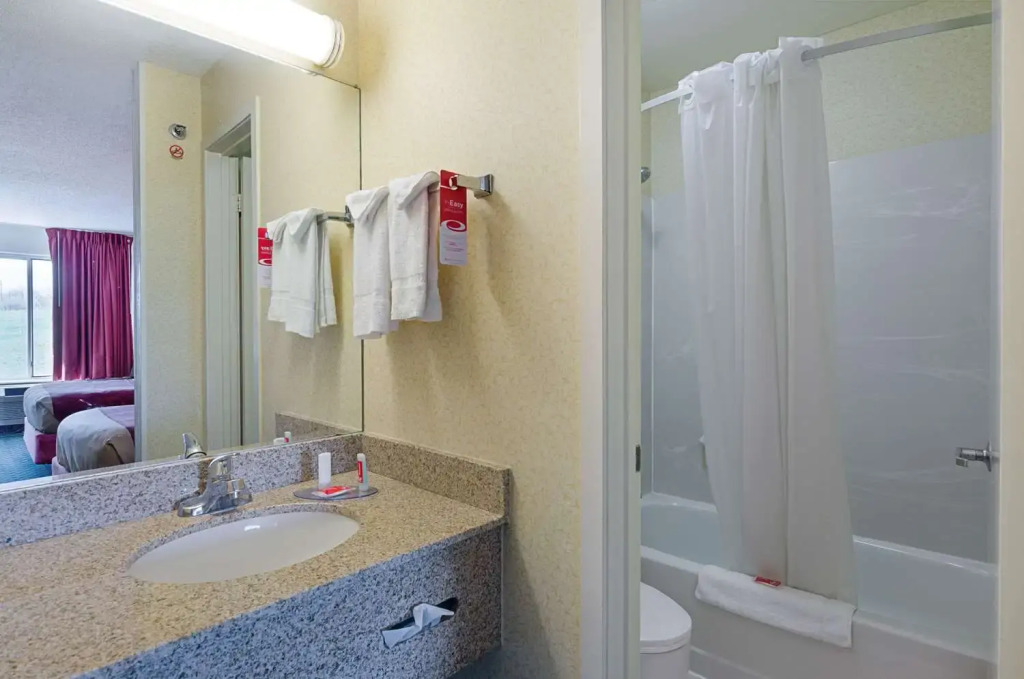 Econo Lodge Inn and Suites