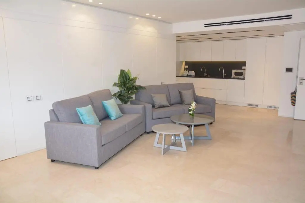 Renovated 3 Bedroom - Residence with Pool next the Beach