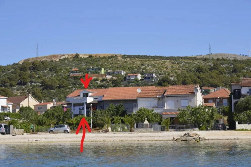 Beachside Apartment - Sleeps 5, Parking & Views