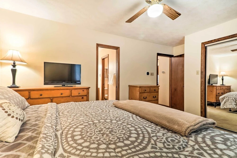 Lake Harmony Home w/ Deck - 3 Mi to Ski Slopes!