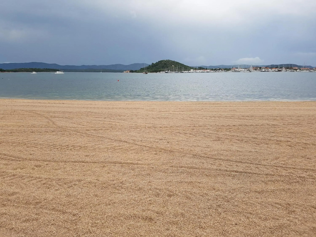 Beach apartment VAMI with sea view