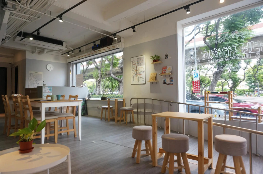 Corner Hostel & Cafe