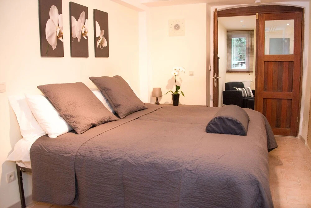 Remarkable 2-bed Basement Apartment EU Center!