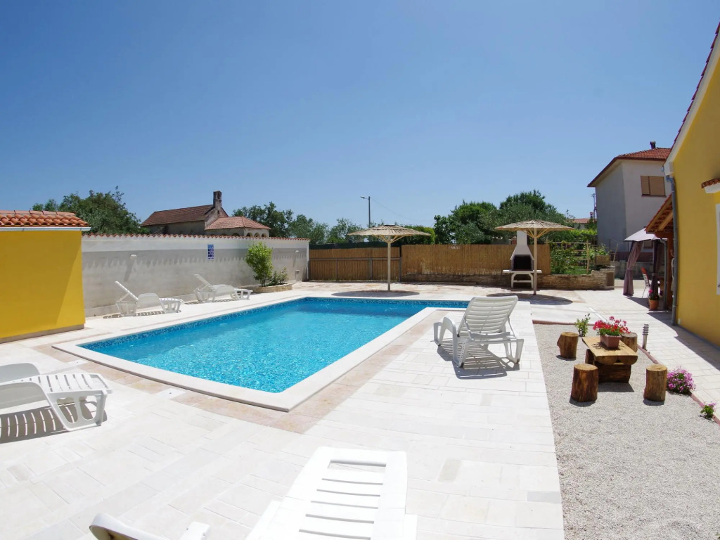 Detached House at Country Side, Fenced Private Garden Ideal for 2 Fam, Wifi