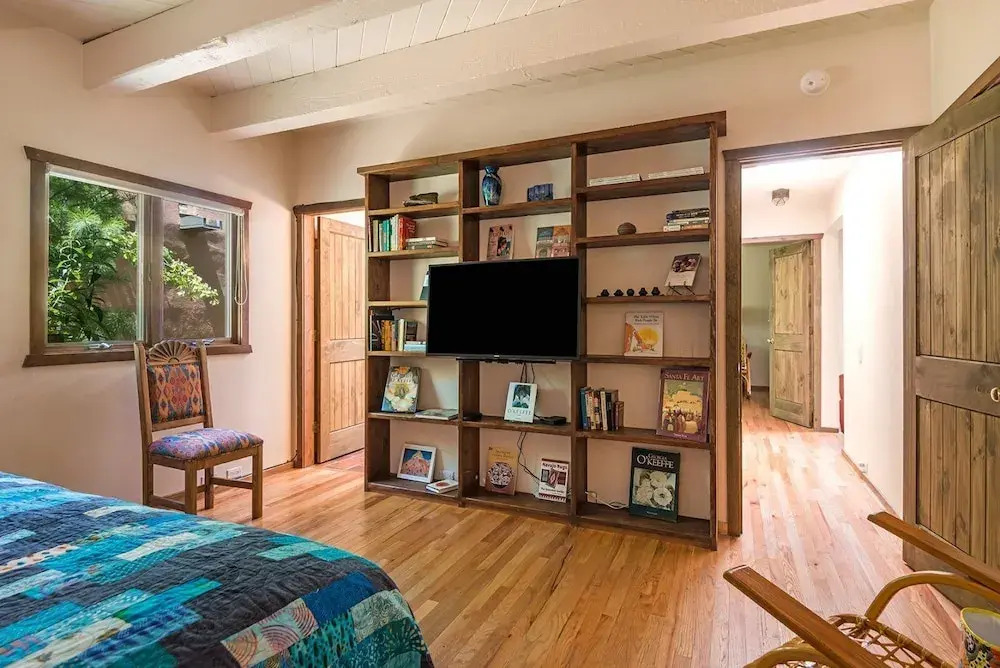 Alegre - Darling Vacation Home, Kiva Fireplace, Walk to the Plaza