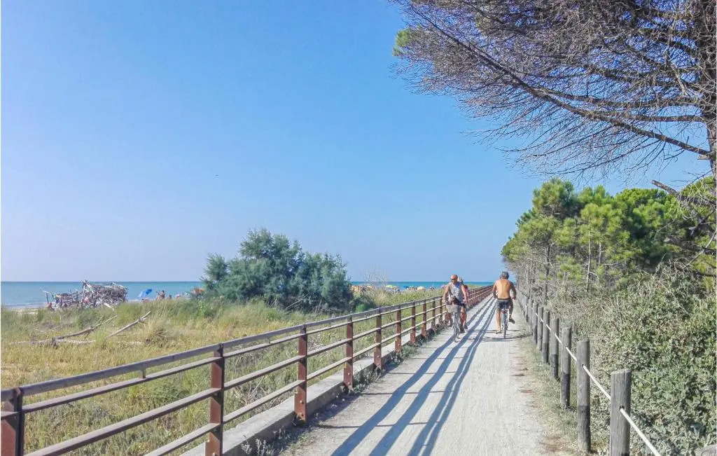Beautiful Apartment in Jesolo With 2 Bedrooms, Wifi and Outdoor Swimming Pool