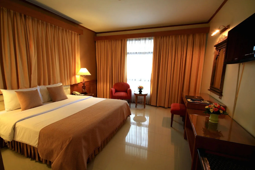 Pinnacle Lumpini Park Hotel