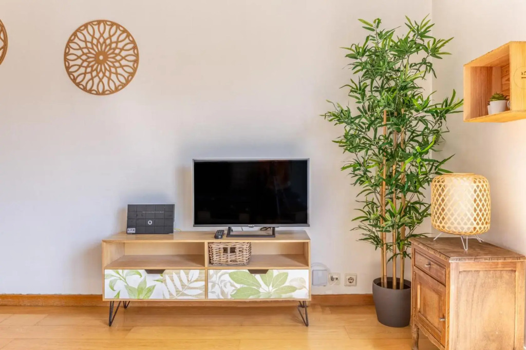 One Bedroom Apartment with Stunning River Views and Private Rooftop!