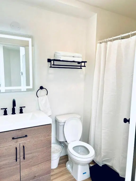 Lovely 2-story 2-bedroom unit with free secure parking