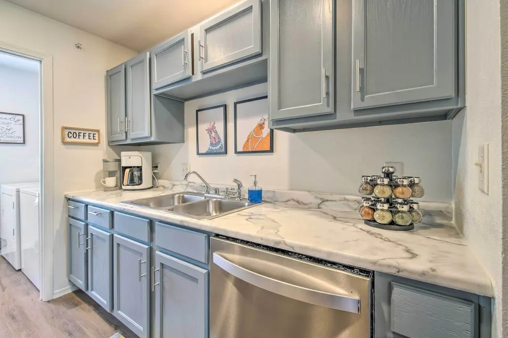 Cozy Branson Retreat w/ Balcony, 2 Mi to 76 Strip