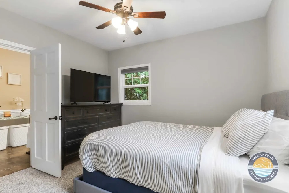 Charming, Pet-friendly Lake Retreat