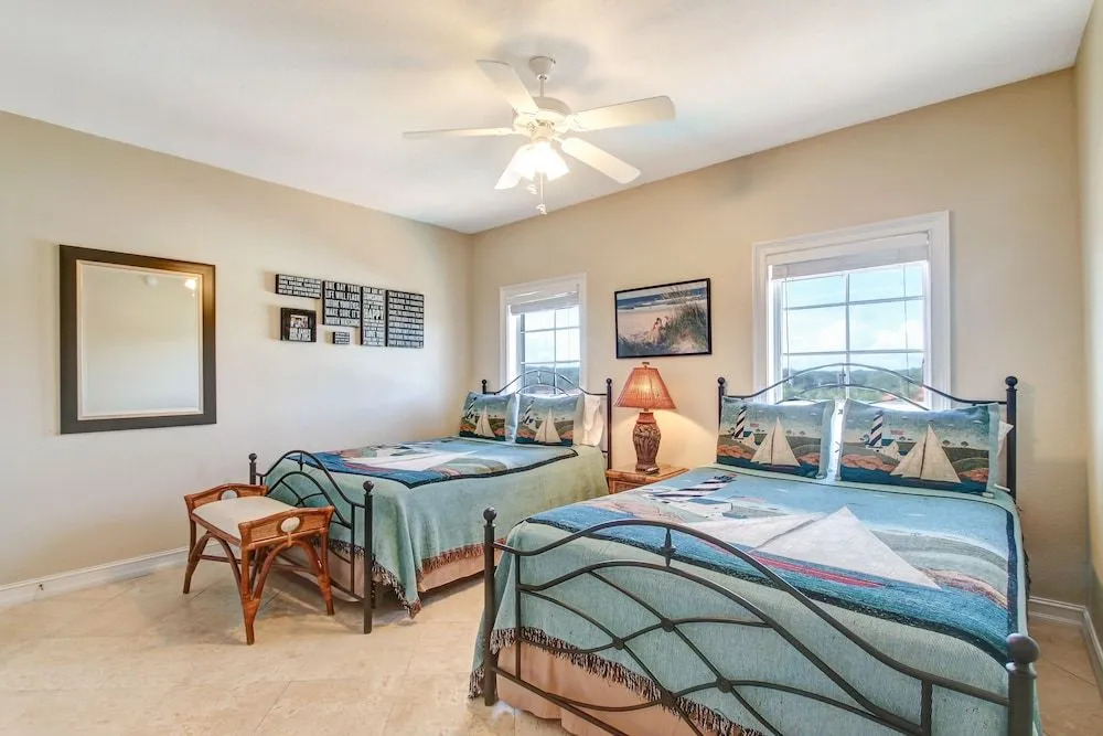 Deluxe Condo at Main Beach