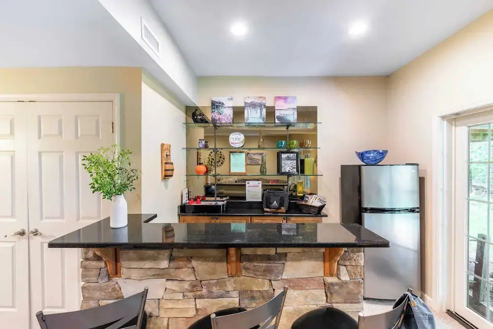 Highland Hideaway by Avantstay Group Poconos Retreat w/ Patio + Game Room + Lake/pool Passes Included