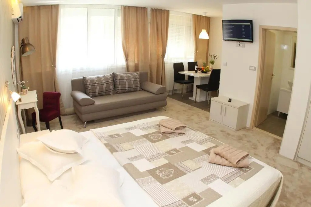 Studio Apartments Mirakul