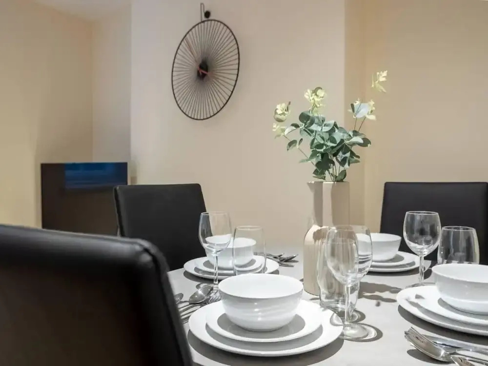Contemporary One Bedroom Flat by Sojo Stay