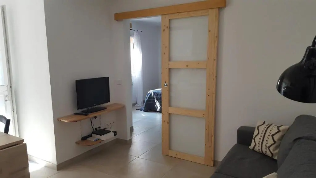 Appartement T2 neuf dans villa avec piscine