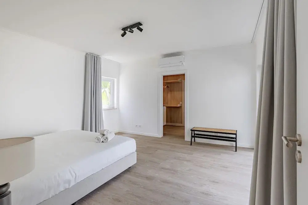Aroeira Modern Grand Villa With Pool by Homing