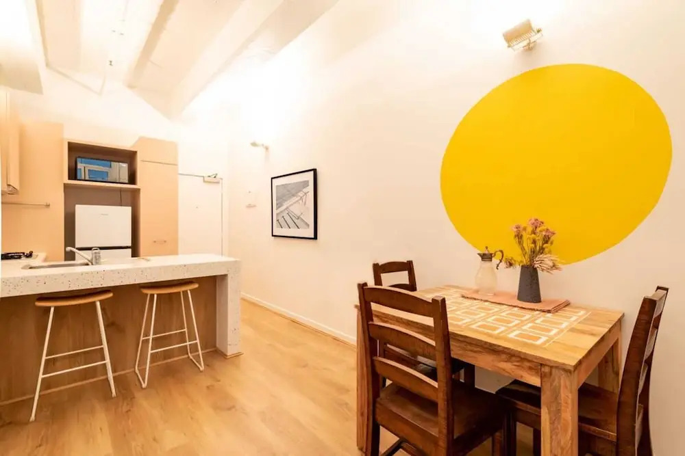 Beautiful 1 Bedroom Apartment Next to Southern Cross Station