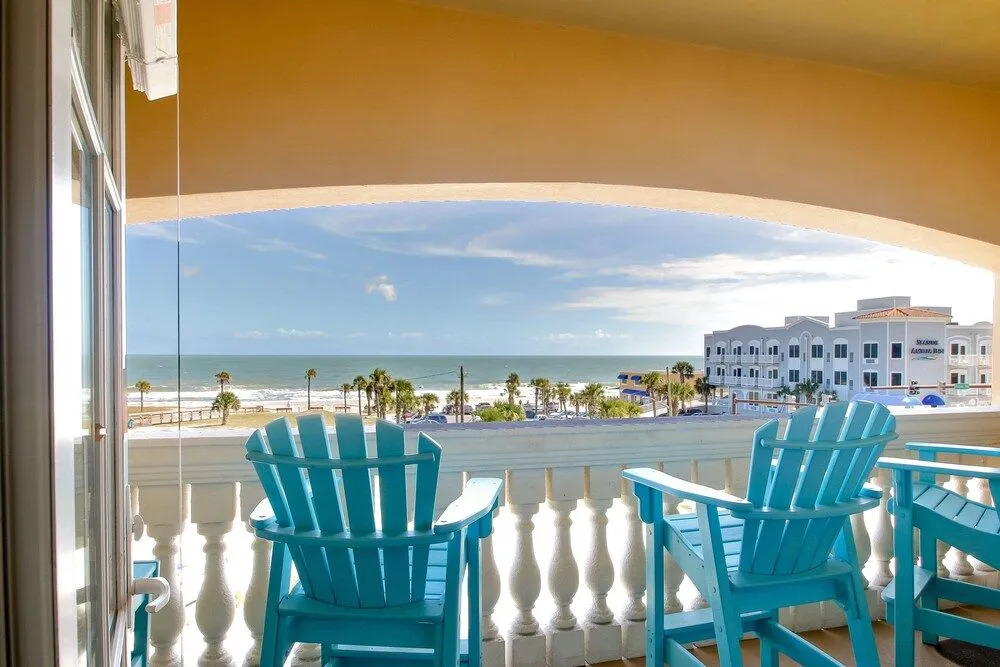 Deluxe Condo at Main Beach