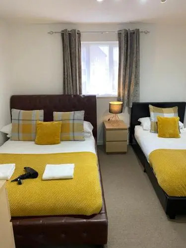 Bicester One Bedroom House Sleeps 3 - Free Parking & Garden