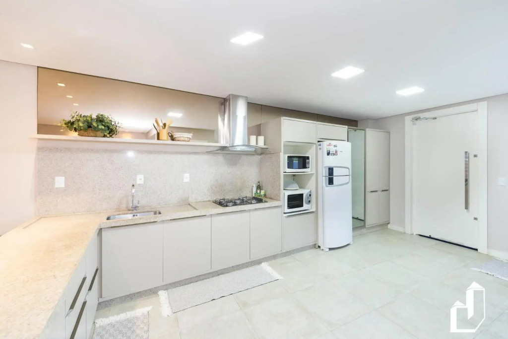 Encantadora casa com 02 suítes à beira-mar
