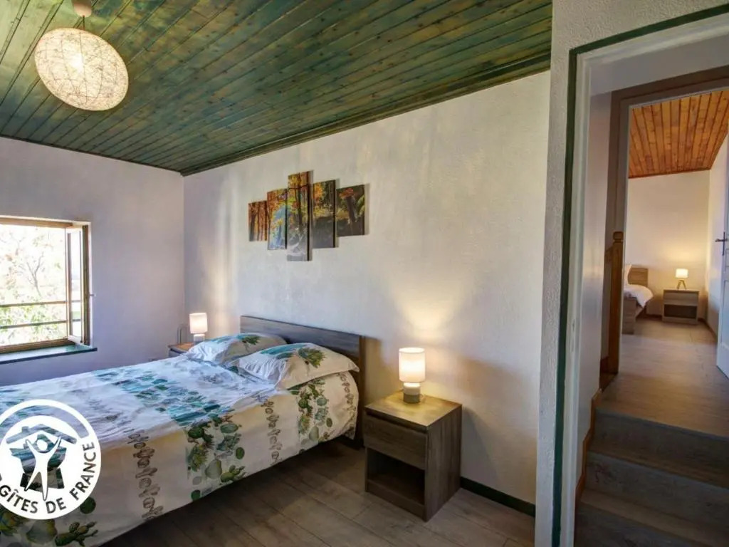 Gîte Les Hortensias à Pralong - Charme et Confort pour 4 Pers avec Internet - FR-1-496-117