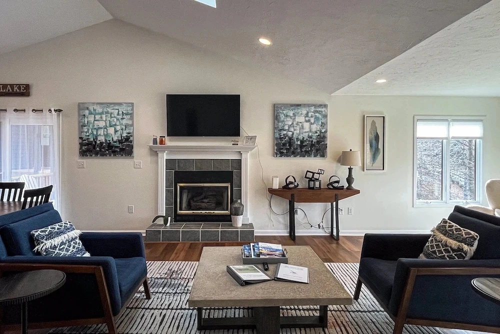 Lakedaze - Spacious Dog-friendly Lakefront House W/dock, hot tub & Putting Green