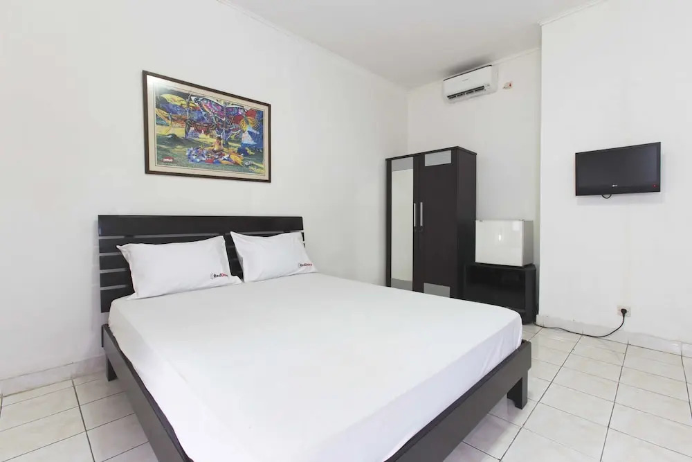 RedDoorz Near TB Simatupang