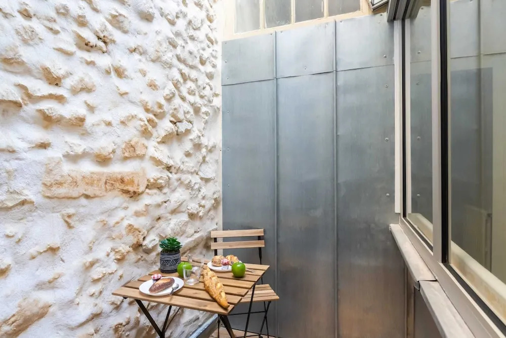 Modern Apartment in City Center for up to 4 Guests!