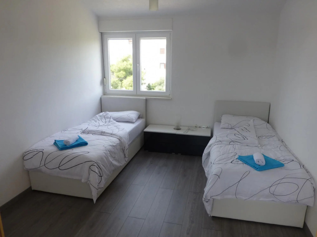 Nice Apartment With Shared Swimming Pool Only 500M From The Beach And 4Km From Trogir