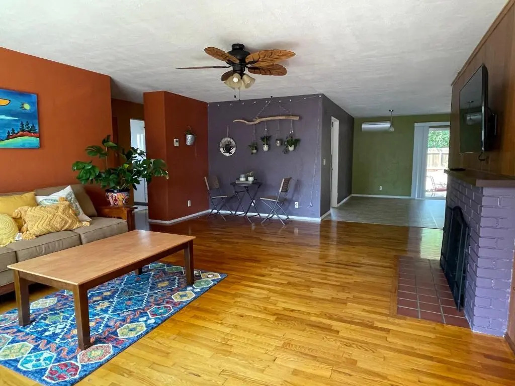 Welcome! Colorful 50's Ranch in the Heart of Eugene