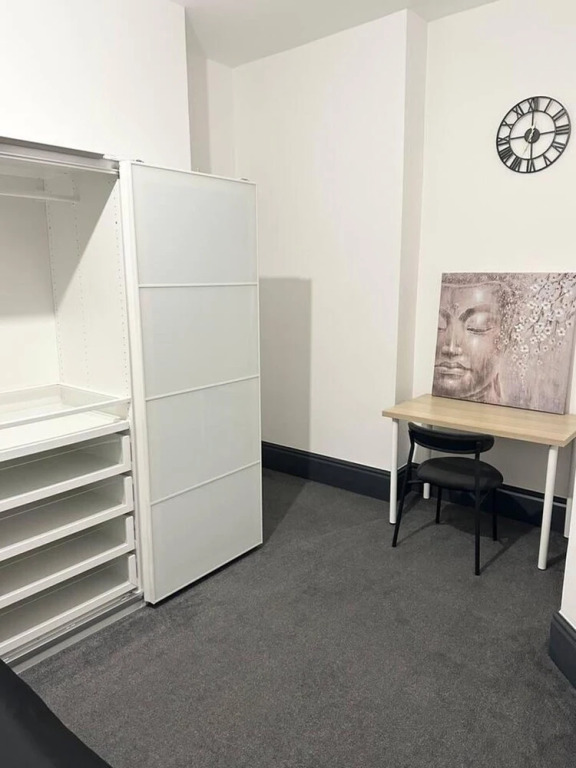 Elegant 2-bedroom Apartment Near City Centre