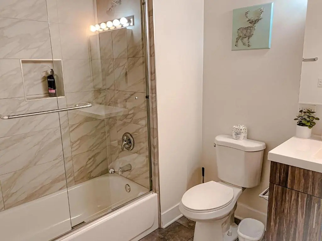 McCormick Place modern loft with an amazing city skyline view and optional parking for 6 guests