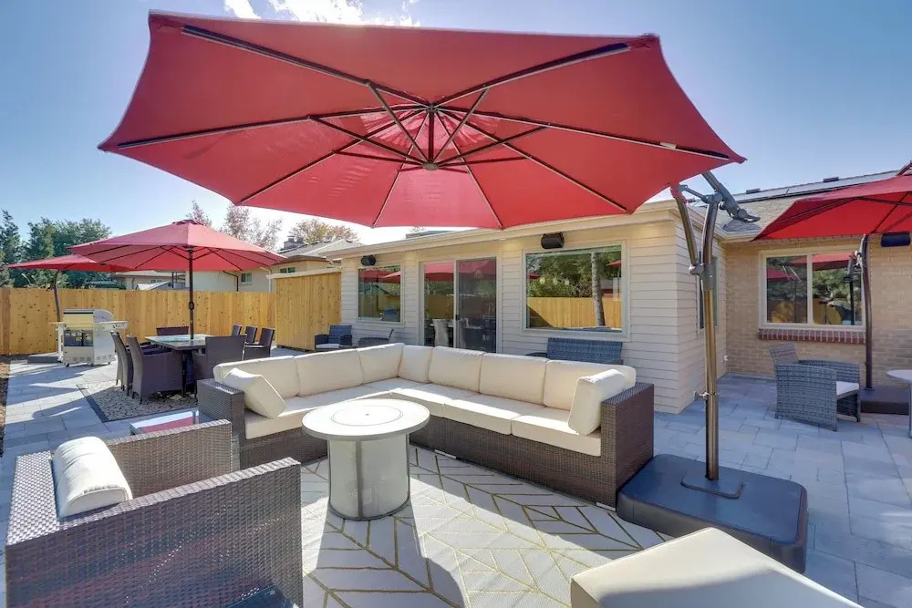 Private Hot Tub & Sauna: Saulsbury Guest House