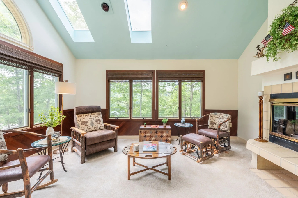 Twin Waters by Avantstay Patio + Pool Table