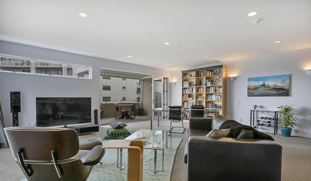 QV Executive Penthouse with Parking - 782
