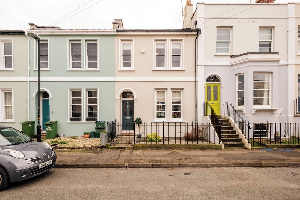 Stunning 2BD Townhouse in Cheltenham
